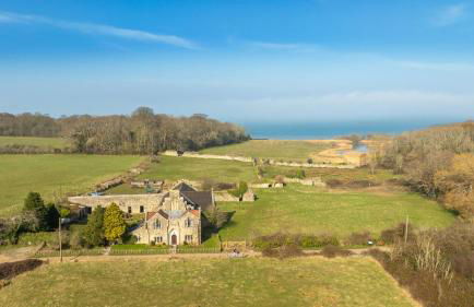 The Old Abbey Farmhouse - Stay at Quarr Abbey Monastery - Pet-Friendly Farmhouse with History & Countryside Views, surrounded by woodland & nature - Photo 29