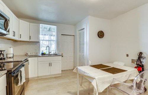 Stroll to Shore Quaint Condo with Deck in Norfolk - Photo 8