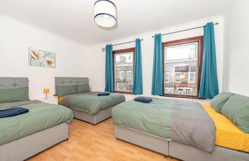 Xtra Large 4 Bedroom House with Heating Sleeps 14 Near Station and ExCeL - Foto 24