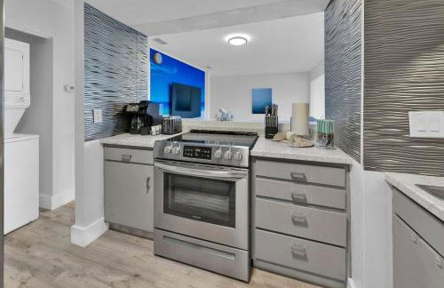 240 Queen Bed, 3 Pools, 80in TV - Foto 26