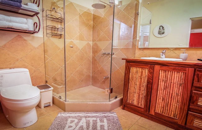 Big private home with pool in Surfside - a short walk from the beach - Photo 20