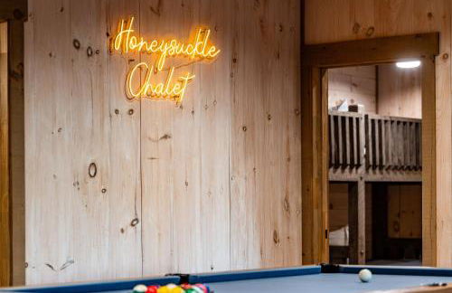 Honeysuckle Chalet - Luxe Mountain Chalet - Hot Tub, Wi-Fi, Pool Table, Party Deck, Fire Pit - 15 mins to Blue Ridge! - Foto 45