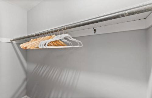 Stately 5BR Historic Retreat - CozySuites - Foto 23