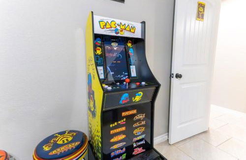 Neon Vibes Outdoor TV Hot Tub Arcade Room - Foto 11