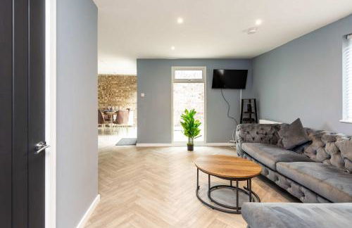 Modern & Stylish 3 Bedroom Home in Peterborough - Photo 9