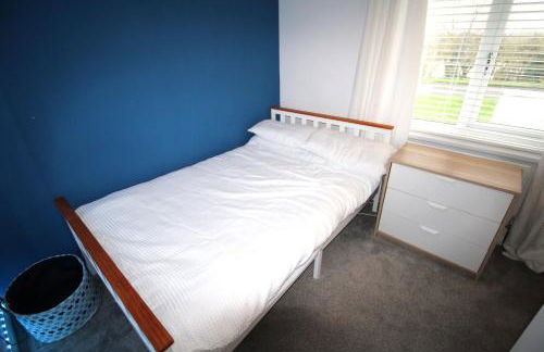 3 Bedroom House - Parking - Wifi - Fully Refurbished Throughout - New Kitchen & Bathroom - Foto 21