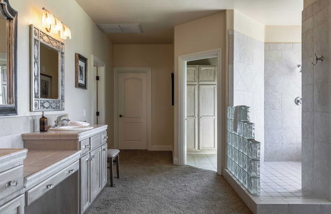 Wilson Creek Manor By Avantstay Sleeps 10! Amazing Estate w/ Pool & Game Room - Photo 19