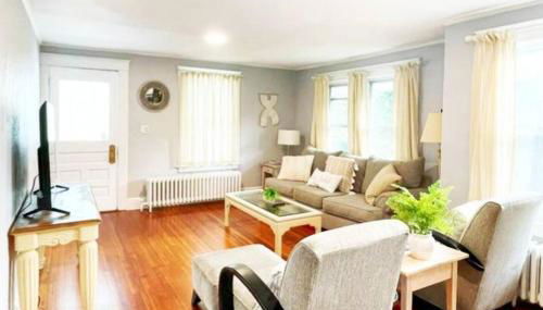 Modern Home off I-95 Perfect for Families & Business Stay with Ample Parking - Foto 2