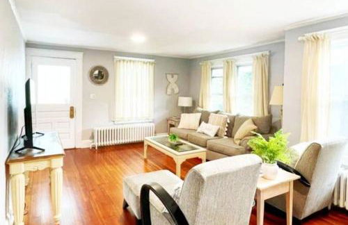 Modern Home off I-95 Perfect for Families & Business Stay with Ample Parking - Foto 2