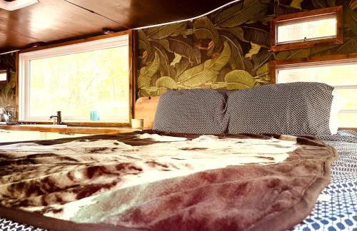 Romantic Glamping Getaway in a Pet Friendly Caravan, Ideal to Explore Hudson Valley - Foto 8