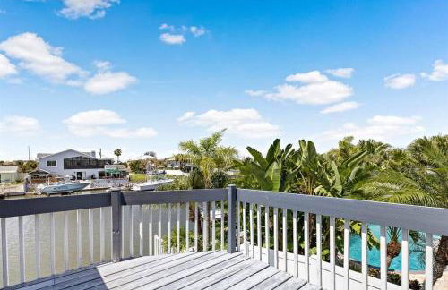 Waterfront home with pool and gameroom! - Foto 30