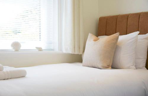 Delightful beachfront apartment - 2 bedrooms sleeps 4 - parking & stunning views - Foto 9