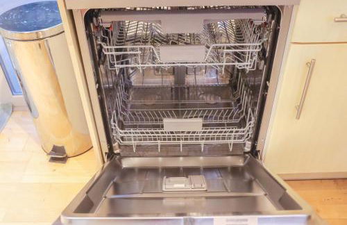 Beautiful 2 Bedroom house with big Garden & Parking fast wifi, and king size bed - Foto 34