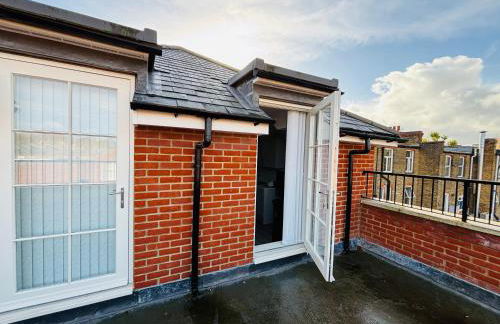 Luxury 1BR Modern Flat in London W7 with Terrace & Private Parking - Foto 13