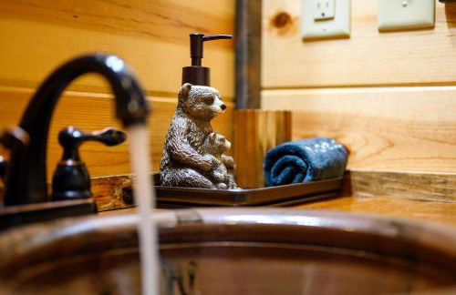 Rustic Family Getaway - Pool Table, Hot Tub, Pets, Great Location - Photo 36