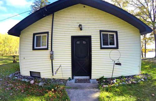 Secluded Lake Cottage Rental with a Dock and a Game Room in Hale, Michigan - Foto 24