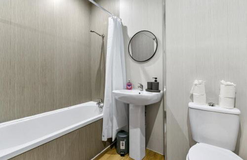 Free Parking - Sleeps 6 - 2 Bedrooms - Great Transport Links - Foto 17