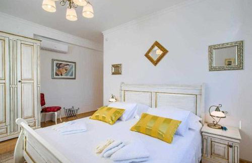 5-Bed Villa with Pool, Jacuzzi & Padel Court - Foto 34