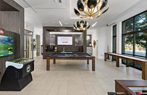 Chic Studio - 5 Min DT, Gym, Parking, W-D - Sleeps 6 - Foto 13