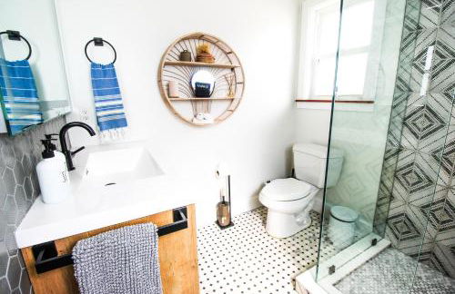 Luxurious Bohemian Bungalow in Lincolnville - Mins from Downtown! - Photo 8