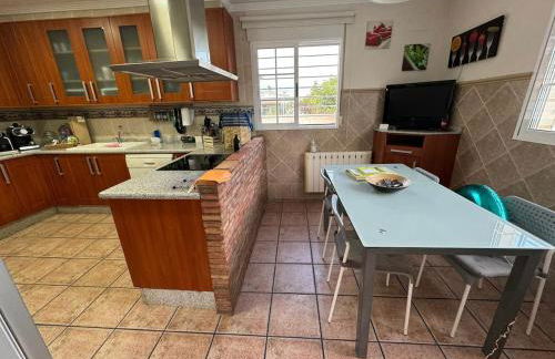 Villa Loli, Chalet con piscina, cerca de la playa y la ciudad - Photo 24