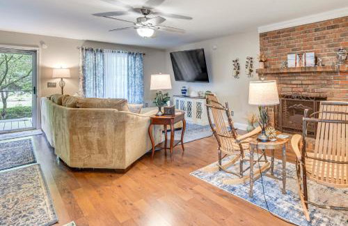 Enchanting Creekside Cottage with Hot Tub - Foto 8