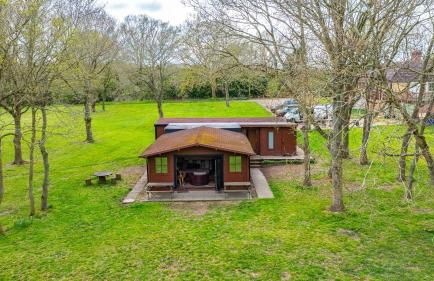 Countryside Cabin on 5 Acres Countryside with Outdoor Firepit, Cinema and converted Stables - Foto 4