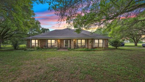 Cajun Stays Cozy 3BR Ranch Near Lafayette with WiFi and Parking - Foto 4, Garden, Garden view