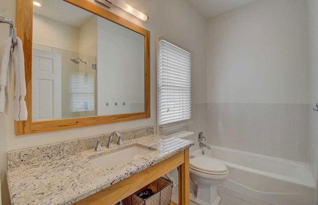 75 Grand Pavilion by Avantstay Steps From Beach + 2 Community Pools - Photo 13