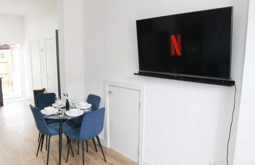 Home Near Etihad, Free Parking, Workplace & Garden - Foto 9