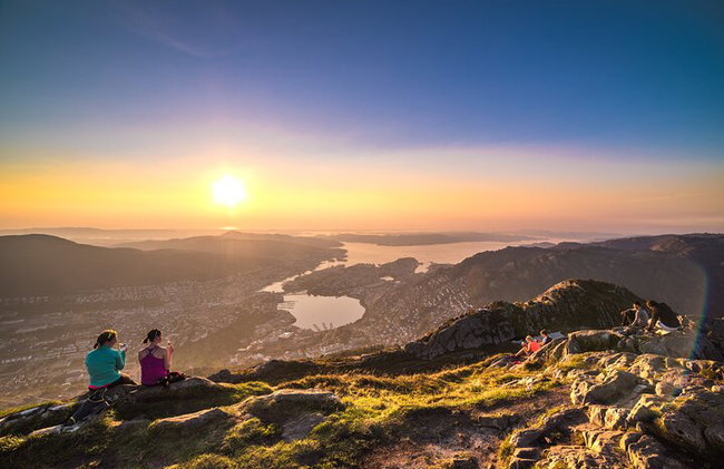 Bergen bei Nacht: Gipfeltour zu Ulriken & Fløyen mit Seilbahn - Foto 1