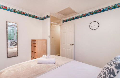 Elegant 5-Bed Home, Families & Friends, Sleeps 6, Parking, Free Wi-Fi - Foto 28