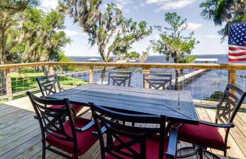 Renovated Crescent Lake Escape with Waterfront Deck! - Foto 12