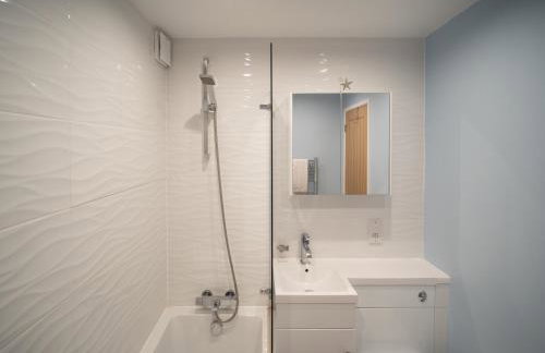 Stunning 2 bed Seaside Apartment With Sea Views - Foto 45