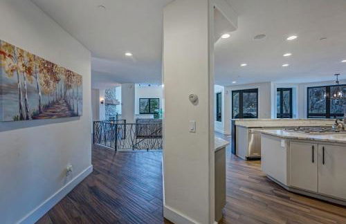 Cozy mountain home w riverfront patio - Foto 44