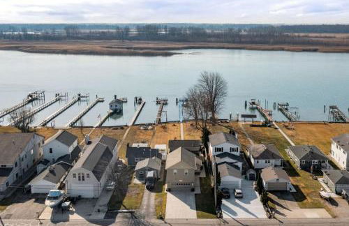 Lakeside Bliss 2BR, 1BA with All Modern Comforts - Foto 39