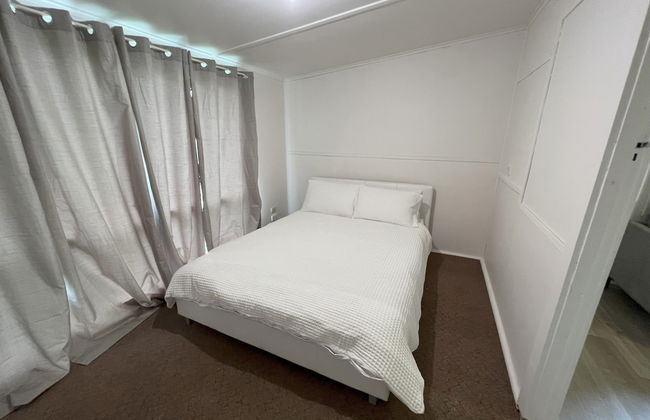 Pet Friendly 2 Bedroom Cottage with Yard - Photo 4