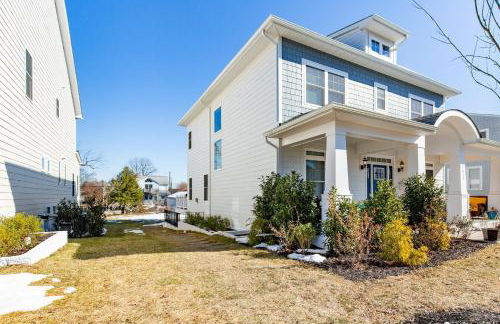 Modern 2BR Retreat, Close to DC & Airport - Photo 13