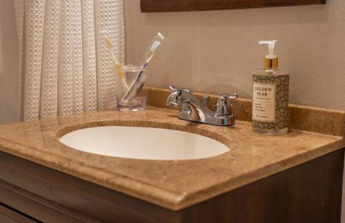 Mountain Bungalow-Walk to Downtown/Biker's Dream! - Foto 31