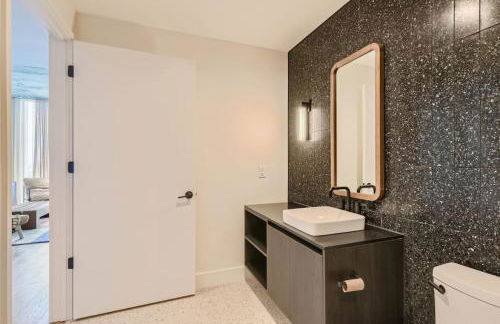 Luxury 1BR with Views, Rooftop Pool and Walk To Rainey St. - Foto 26