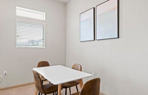 Spacious 2BR King Bed Suites Close to Downtown and Airport - Foto 14