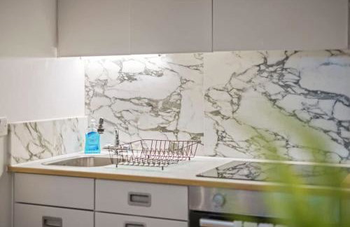 Modern 2 Bed Apartment in Greenwich, 24h Free Parking, Great for Business & Contractors, Sleeps 6 - Photo 16