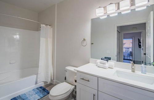 Elegant 1BD King Bed, Pool, Hot Tub, Gym, Parking - Photo 27