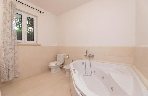 VILLA PHILIPPA - luxurious five-room villa - idyllic location - first row to the sea - spectacular view of the sea bay - unforgettable sunsets - 15 minutes from Supetar ferry port - free parking - private heated pool - Foto 57