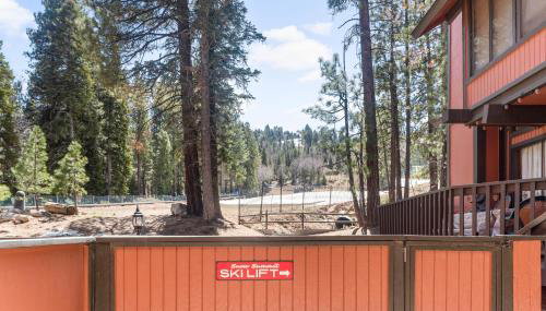 Ski-In Ski-Out Summit Townhouse- Perfect mountain getaway with views of the forest and Snow Summit! - Foto 2