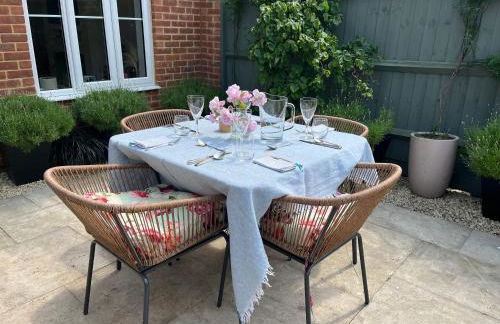 Bright, modern & close to historic town - Photo 11