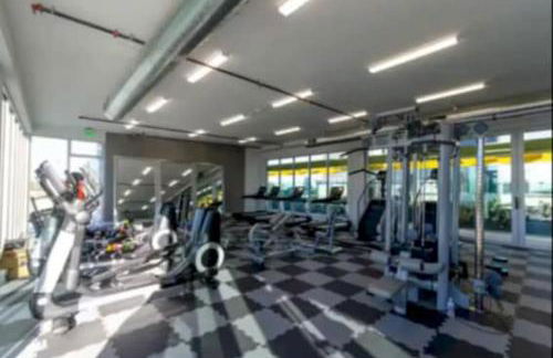 Snug 3BR HighRise with Pool, Spa & Rooftop Views - Foto 8