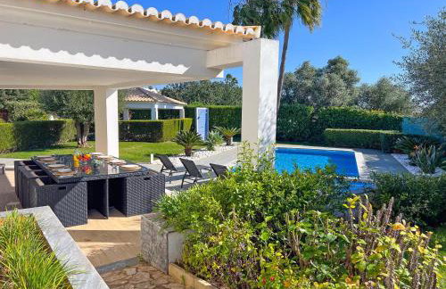 Beautiful 4-Bedroom Villa with Garden and Pool - Foto 33