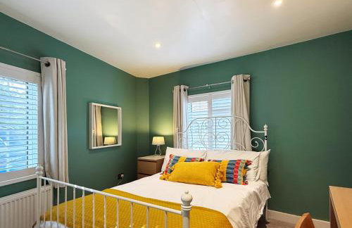 Historic Hampshire Cottage with Private Putting Green - Photo 6