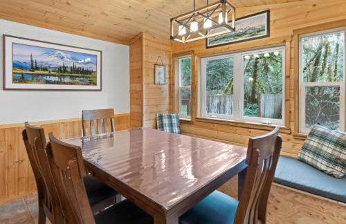 Cedar Cabin at Rainier Entrance-Hot Tub and Cinema - Foto 6